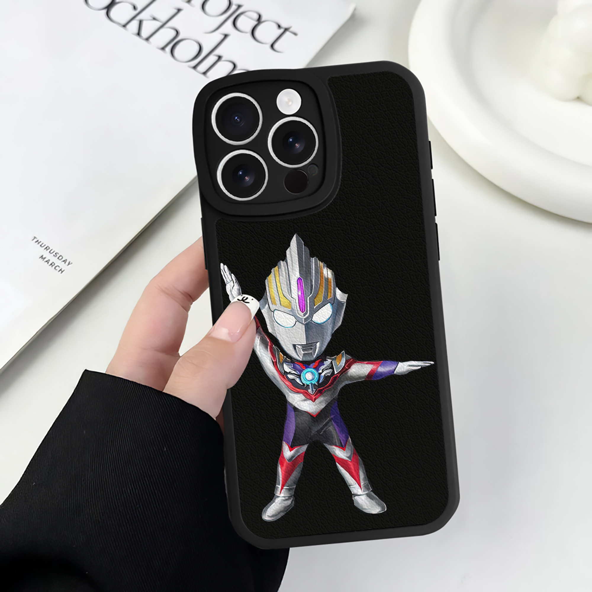（画像用） ウルトラマン Ultraman 【iPhone 16シリーズ対応】シリコンスマホケース（レザー調） 材質：シリコン